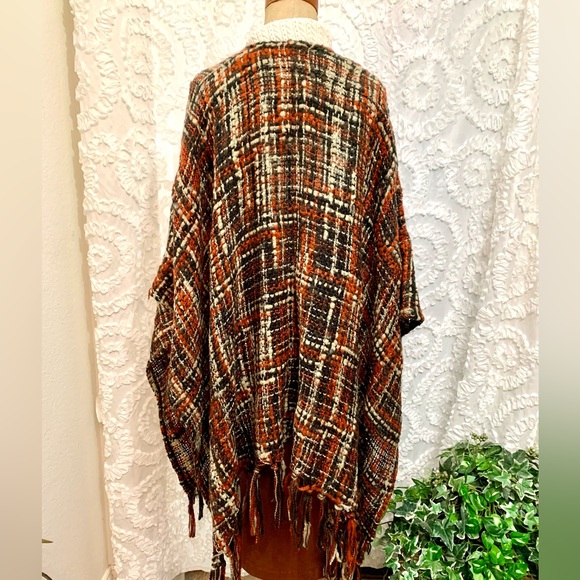 “Steve Madden” nubby yarn woven shawl with fringe- OS - Picture 5 of 10